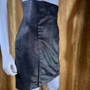 Jenni Kayne black metallic zippered skirt. Size 6.